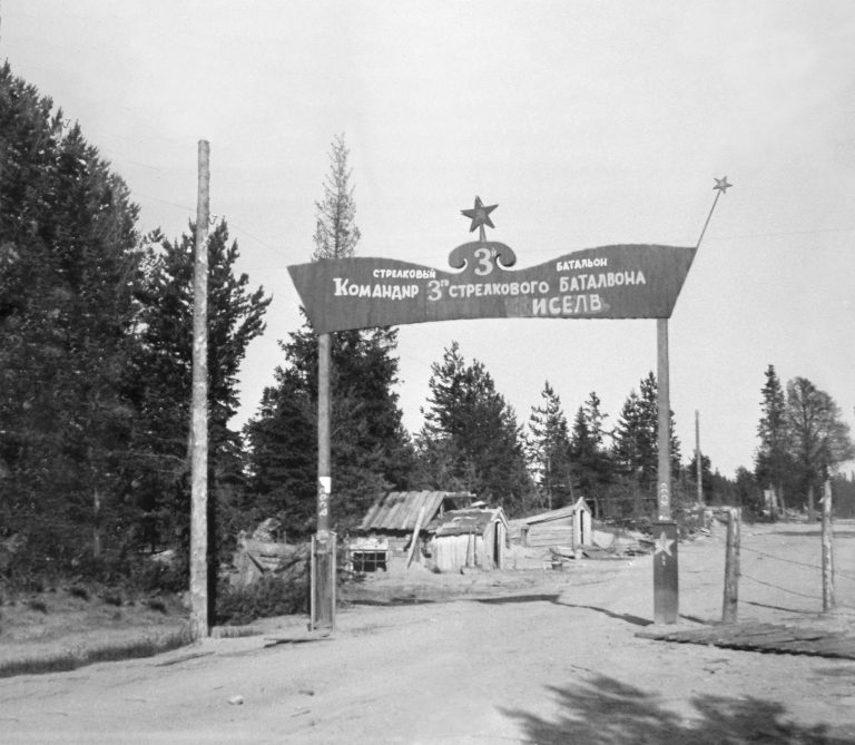 Kuusamon venäläismiehistys 1944. Punaiselle torille johtava portti